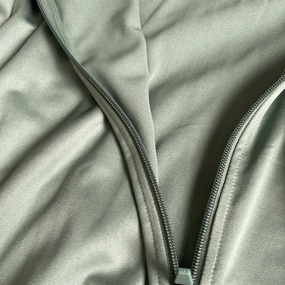 Never worn Puma training sweater size M - Picture 2 of 2